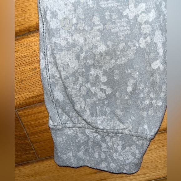 Size 0 Lululemon Crop Sweatpants in Grey - Picture 4 of 4